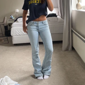 Ljusblå zara jeans - säljer mina zara bootcut som inte går att köpa längre. har ett extra par därför säljer jag dom