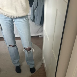 Ljusblå jeans med hål zara - Säljer ett par ljusblå jeans och slitna hål över knäna från zara. Riktigt snygga ⭐️