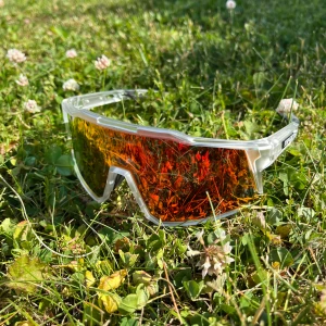 Kapvoe sportglasögon med spegelglas - Snygga sportglasögon från Kapvoe med transparent båge och stora spegelglas i rött och orange. Sköldformad design som ger grym täckning och cool look. Perfekta för cykling eller löpning. Kommer med ett svart fodral med dragkedja.