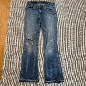 Levis 529 bootcut jeans - Snygga Levis 529 bootcut jeans. W28 L32, perfekt i längd på mig som är 168cm🩷
