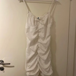 Klänning  - Super söt sommarklänning i stretchigt material som tyvär inte kommer till andvändnnibg länge 💕