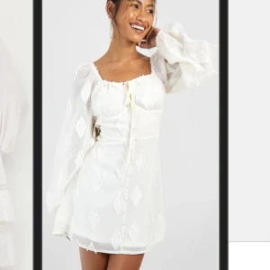 Sommarklänning - Vit klänning perfekt till sommaren 🍸🥥 Helt oanvänd med lappen kvar storlek 36 :)