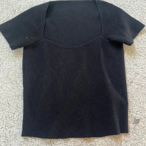 Säljer massa toppar från shein för 15 kr styck. Svart ribbad stickad topp - Snygg svart ribbad topp med kort ärm och rundad halsringning. Strl XS. Säljer massa toppar från shein så gå in på min profil och kika. 