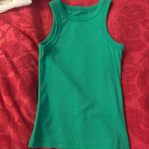 Grön ribbad linnetopp - Snygg grön ribbad linnetopp 