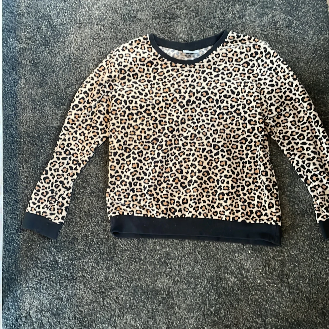 Pyjamas med leopardmönster från Wil heart 146/152 - 1