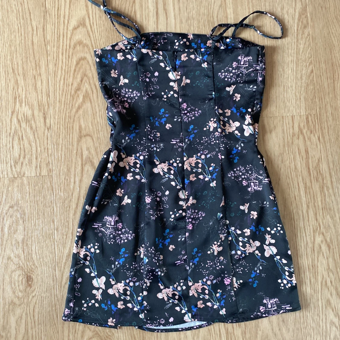 Blommig kort klänning från Pull&Bear storlek S - 1