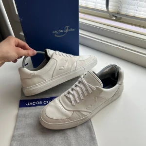 Jacob Cohen Sneakers - Mycket fint skick, lite creasade samt lite smuts men knappt använda. De har en liten defekt, be om bild! Nypris ca 5000kr. Innersulan ser helt ny ut och de doftar fortfarande nya. Dustbag + Box medföljer. Storlek 43 passar 43. Skriv för mer information🤝
