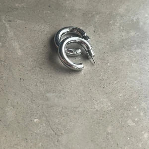 Chunky silvriga hoops örhängen - Säljer ett par stora chunky hoops i silverfärg. Knappt använda!✨✨