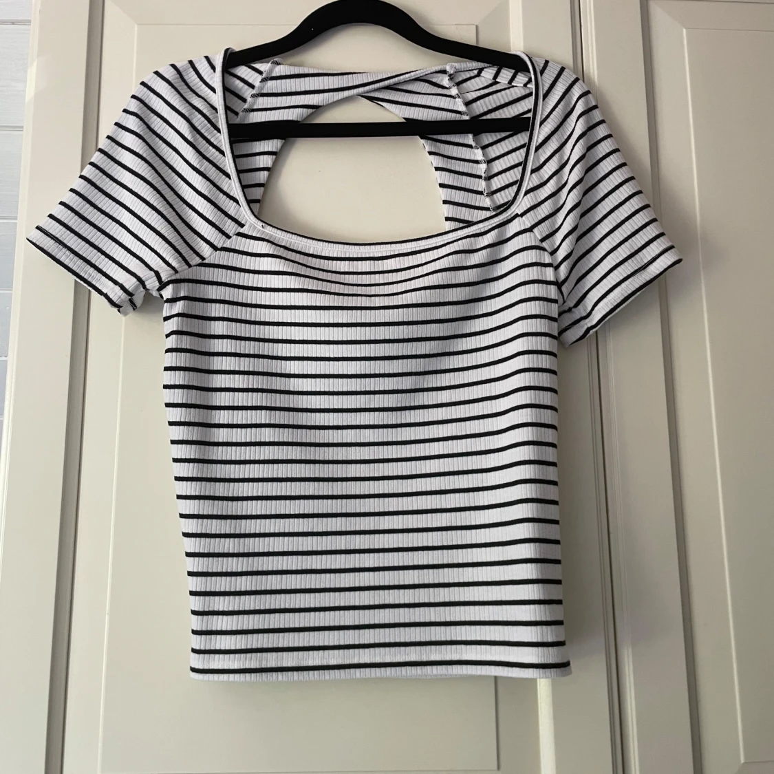 Randig ribbad topp från Gina Tricot