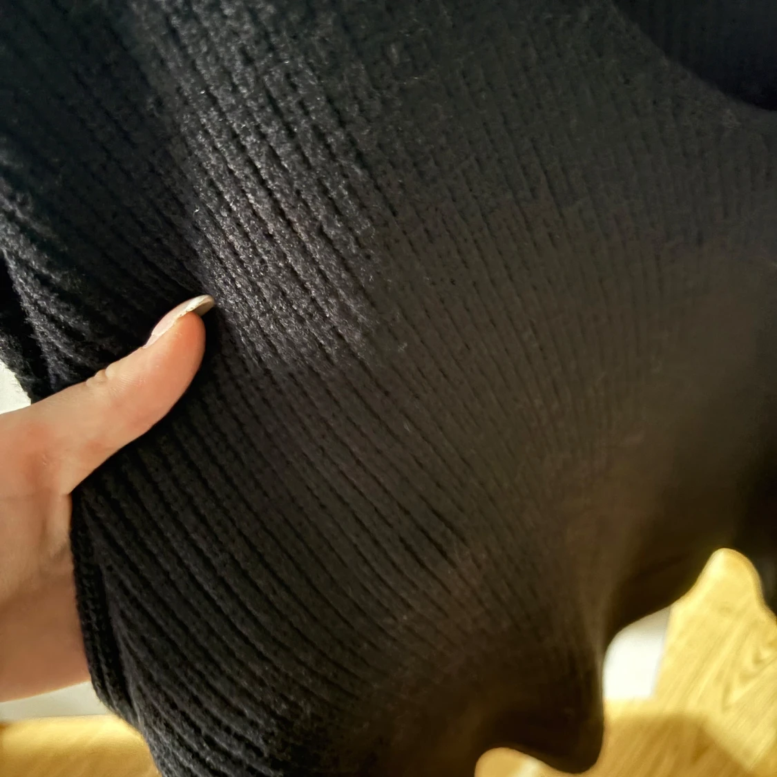 Svart stickad tröja från NA-KD med v ringing  - 1