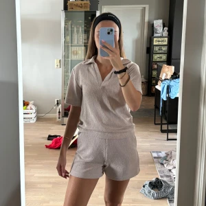 Set - Såå fint set med t shirt och shorts. Prislapp kvar på t-shirten. Storlek XS💓