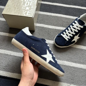 Tävling - golden goose  -  Nu har vi lanserat en tävling på dessa helt nya golden goose. Allt du behöver göra är  -Följa adam.resell84 på insta och TikTok 🔍 -Tagga 3 vänner och kommentera ”DELTAGANDE” så är du med.✅ -Vinarna annonseras 15 Juli📅 eller vid 100 följare på Plick -Följa Plick kontot