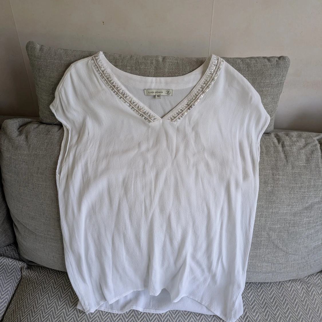 Vit blus med pärldetaljer från Flash Woman