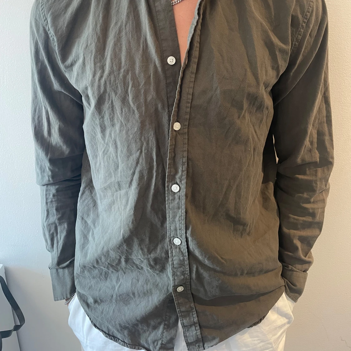 Olivgrön skjorta från Samsøe Samsøe - 1