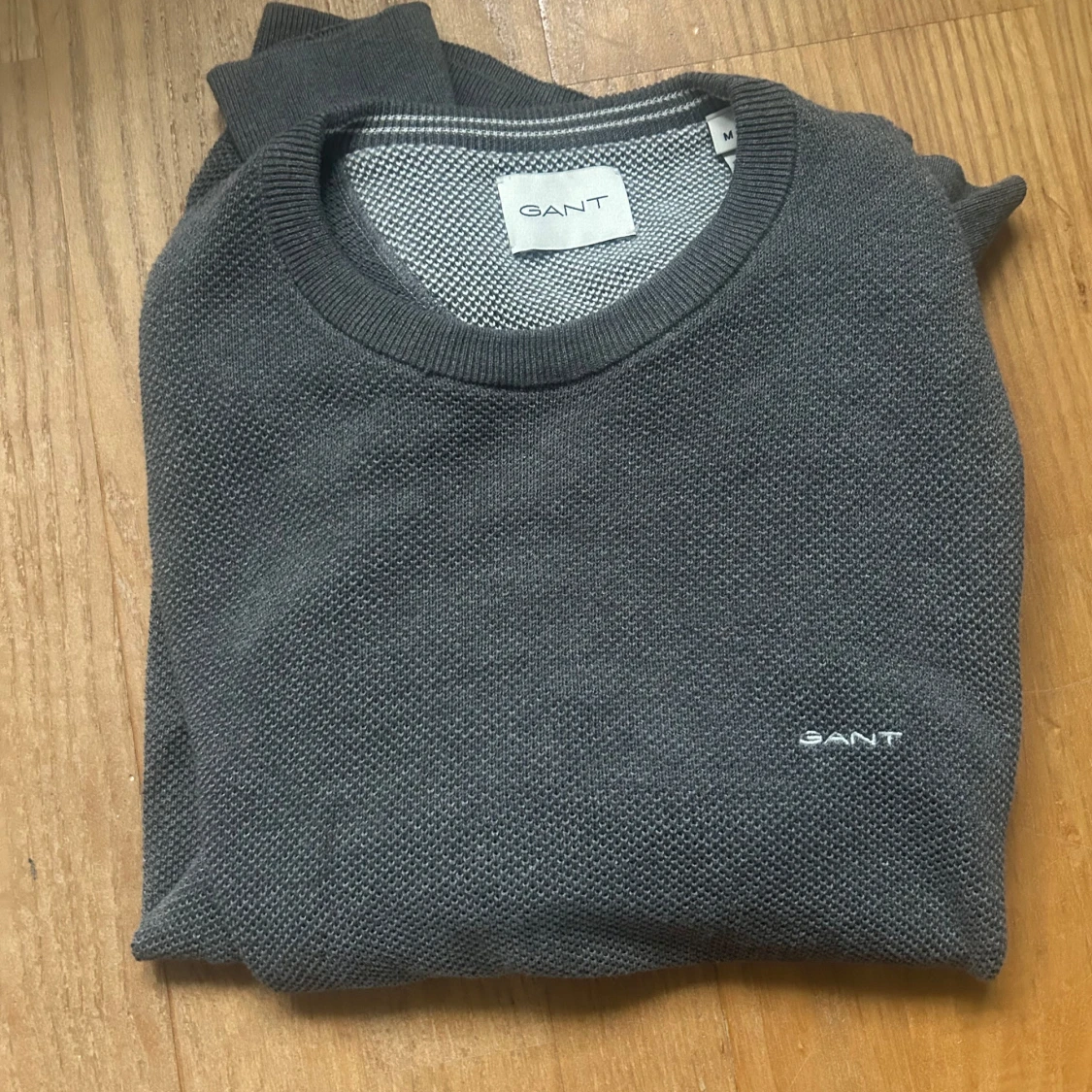 Mörkgrå stickad tröja från GANT