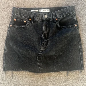 Svart jeanskjol från MNG Hailey - Jeanskjol  från Mango. 