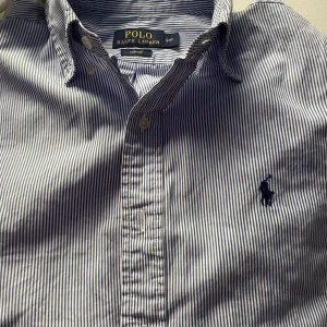 Ralph lauren skjorta - Tja säljer denna då den börjar bli för liten. Den är i mycket bra skick inga defekter, de är storlek S men passar nog mer en Xs. Nypris 1400kr mitt pris 550kr kan gå ner vid snabb affär🙌
