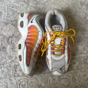 Nike Air max Tailwind  - Nike Air Max Tailwind. Väldigt använda men fortfarande fina💕