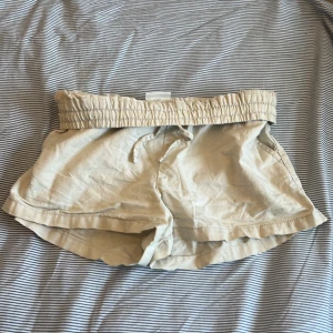 Linnen shorts - Fina linnenshorts från Kappahl. Köpta på barnavdelningen och skulle säga att de sitter som en XS.  Lågmidjade. Pytteliten fläk på baken men inget man tänker på.   Pris går att diskutera. Hör av dig om du vill ha mer info eller bilder. 