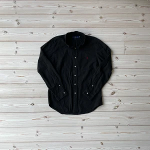 Ralph lauren skjorta - Säljer nu denna stilrena Ralph lauren skjortan i riktigt bra skick, perfekt nu till sommaren. Storlek: L. Nypris: 1799kr. Mitt pris: 499kr. Priset kan diskuteras vid snabb affär! Skriv vid frågor eller för fler bilder! 🤩