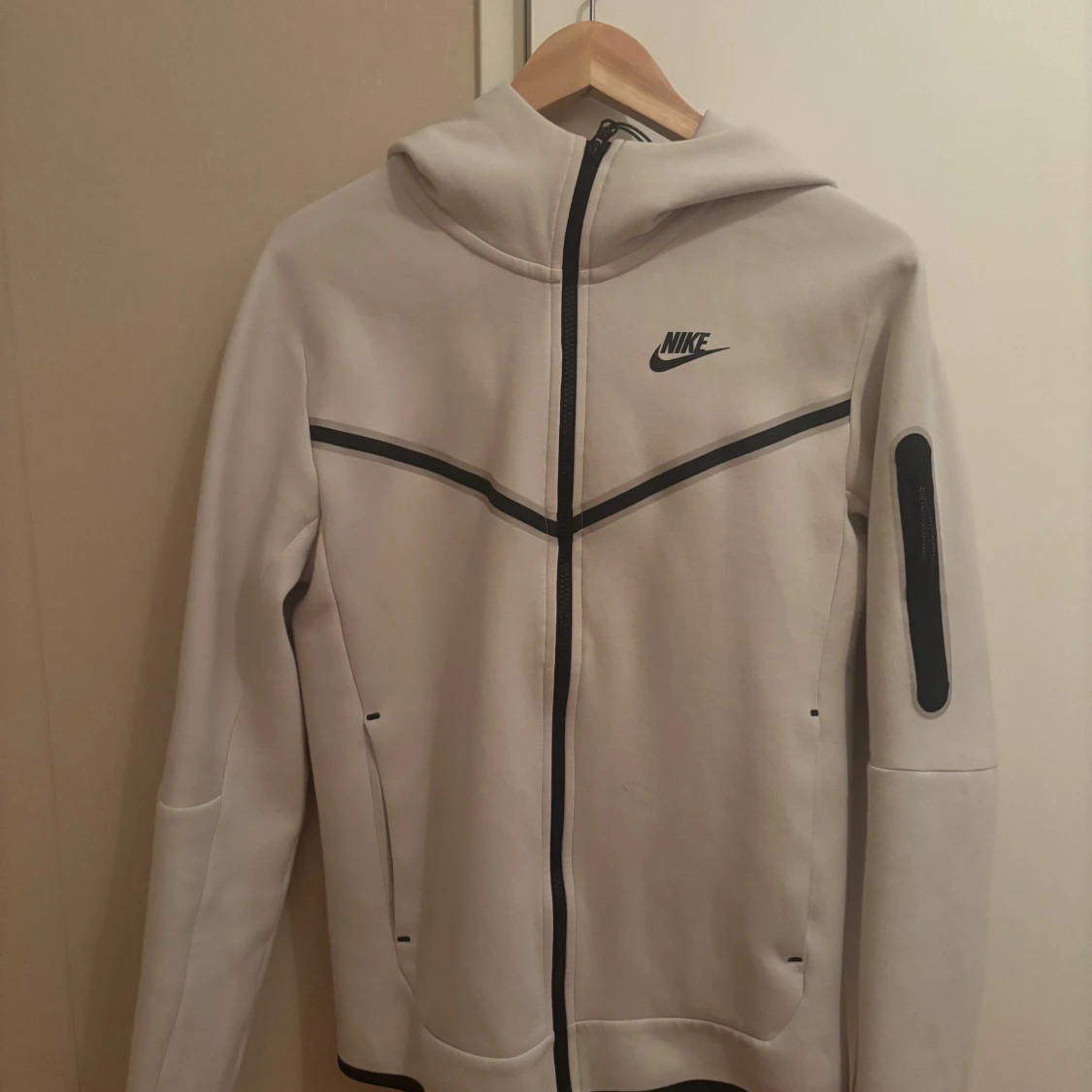 Beige Nike Tech Fleece hoodiejacka