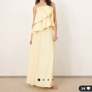 Magisk maxiklänning i sommarens trendfärg - 40 (oanvänd)  - En superfin klänning från märket Arrange som säljs via Asos. Har två stycken, en i storlek 40 och 42. Denna annons gäller storlek 40. Helt oanvänd med lappar i originalförpackning.  (Köpte flera storlekar och hann inte returnera i tid därav att jag har flera) Överdelen är i lite mer stabilt tyg och kjolen ör underbart flowy och mjuk.  Nypris 2279 kr. Går att se video på ASOS sök på Arrange origami. 