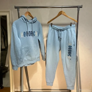 Hoodrich tracksuit - Storlek M kläderna har tecken på användning tröjan har ett hål vid tråden och byxorna har en fläck 