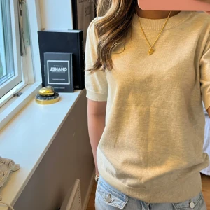 Beige tröja från Saint Tropez - Skit snygg kortärmad beige stickad tröja från Saint Tropez i storlek S. Köpte för 350, knappt använd🤍Skriv till mig innan köp! 