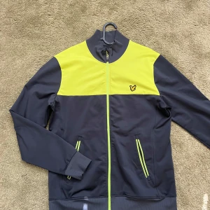 Lyle & Scott tröja M - Tröja från Lyle & Scott i grå och neongult. 