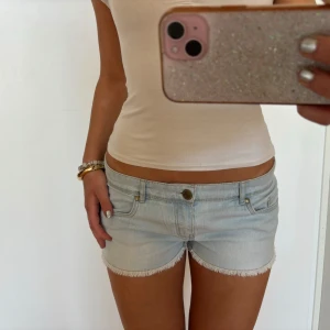 Lågmidjade shorts - Säljer för att dom var för stora, köpte här på Plick. Dom är i bra skick och jag skickar snabbt iväg efter köpet. 💗