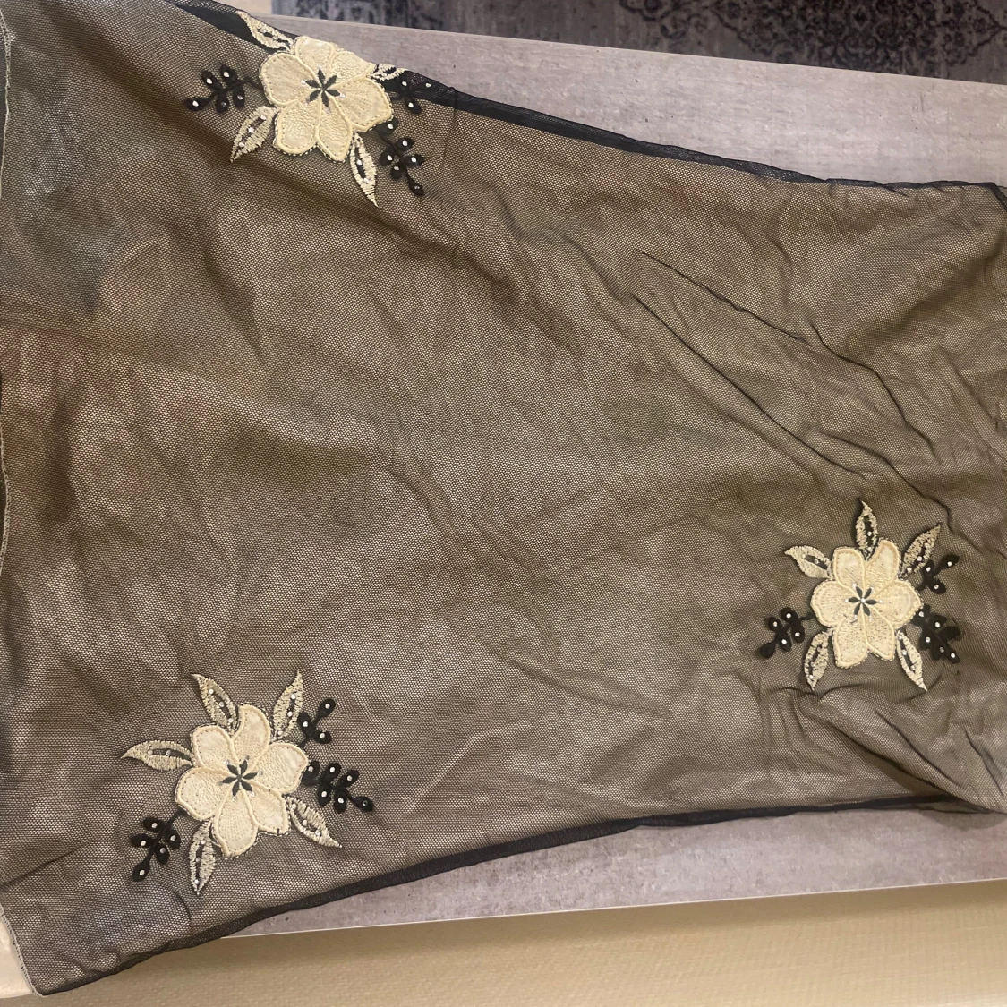 Svart meshklänning med blommor