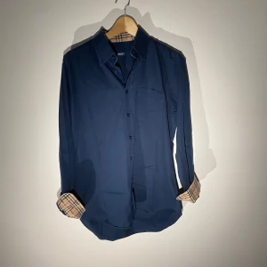 Burberry skjorta  - Hej! Säljer nu min skjorta från märket Burberry , storlek L bra skick, givetvis äkta. Tveka inte på att höra av dig om du har frågor eller funderingar kring skjortan!