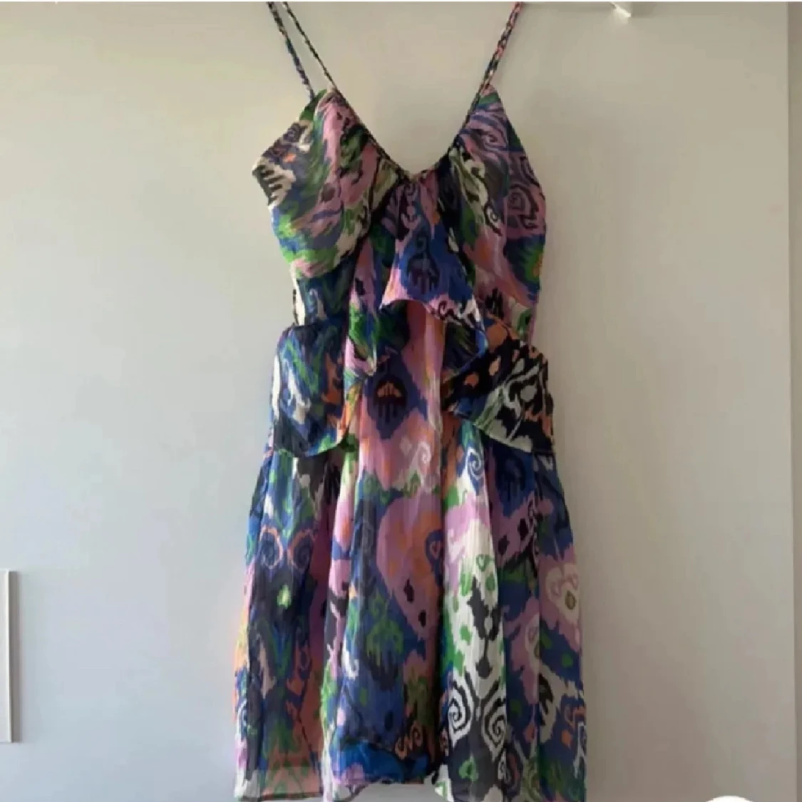 Färgglad kortklänning med volang - 1