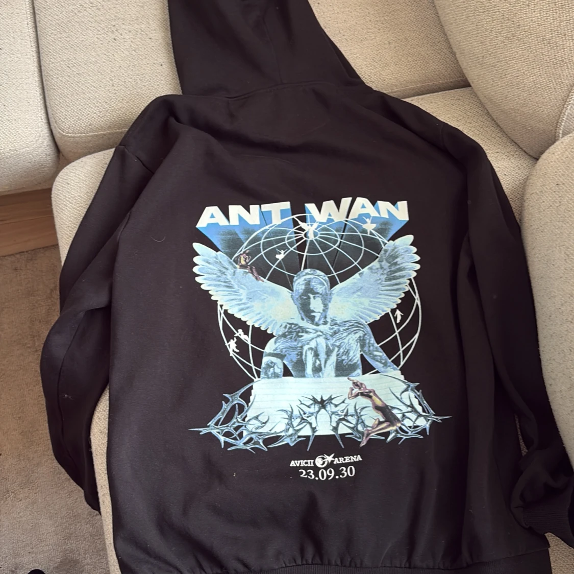 Svart Ant Wan hoodie Avicii Arena