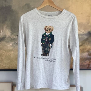 Ralph Lauren Longsleeve - Säljer en longsleeve tröja från Ralph Lauren med ett björntryck. Skick: 9/10 | Storlek: 14-16 (motsvarar S) | Mått: Axelbredd: 43cm | Längd: (från axeln) 58cm |  Ärmen: 59cm | Nypris: 1095kr | Mitt pris: 349kr | Vid frågor är det bara att skriva.