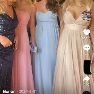 Ljusrosa balklänning  - Säljer nu min älskade balklänning (den ljusrosa/champangefärgade längst till höger) som inte längre säljs. Sista 2 bilderna är mina egna men skriv för fler bilder! Pris kan diskuteras vid snabb affär❣️