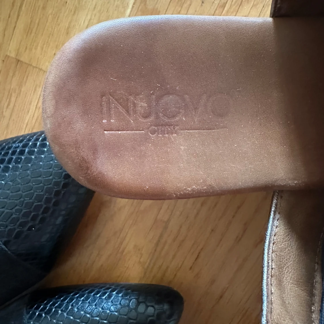 Beige sandaler från INUOVO - 1