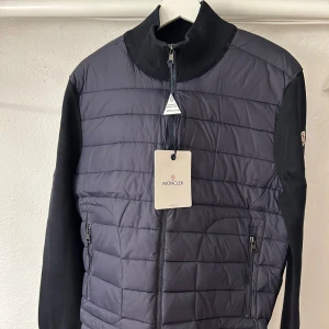 Moncler Cardigan  - Helt ny Moncler Cardigan Navy! Storlek XL motsvarar L. 187cm passar mig