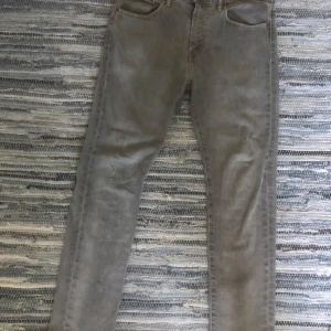 Levi's 510 grå skinny jeans - Säljer ett par grå Levi's 510 skinny jeans. W 33. L 32.