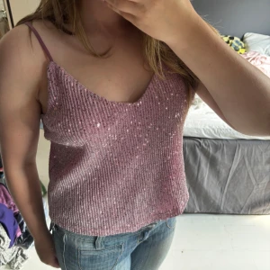 Rosa glittrig linnetopp med paljetter - Supersnygg rosa fest topp. Perfekt till i sommar. Använd ett fåtal gånger. Priset kan diskuteras🥰