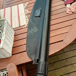 Svart bagagerumsskydd VW - Säljer ett svart bagagerumsskydd från Volkswagen, modellnummer 3G9 867 871 K. Tillverkat i slitstark syntet med en stilren, enkel design och praktiskt handtag för enkel hantering. Perfekt för att hålla bagaget dolt och skyddat. Hämtas i Skene och skickas ej.