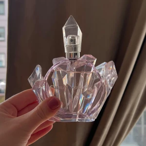 Ariana Grande REM  - Ariana Grande REM parfym, 100ml. Knappt använd. Jättegod musc doft! Nypris 850kr.💕