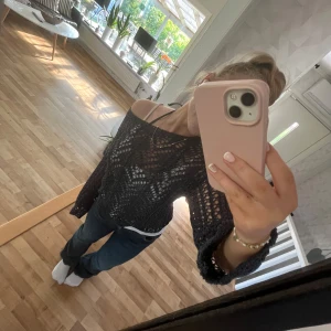 Svart stickad offshoulder-tröja Zara - Säljer en marinblå stickad tröja från Zara med snyggt virkat mönster och offshoulder-passform. Tröjan har lång ärm och är lite loose i modellen, perfekt att styla över ett linne eller topp. Superskön och trendig till både jeans och kjol.💞
