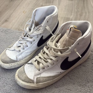 Nike Blazer Mid vita sneakers - Använda 7-10 gånger så inprincip nyskick med en tvätt