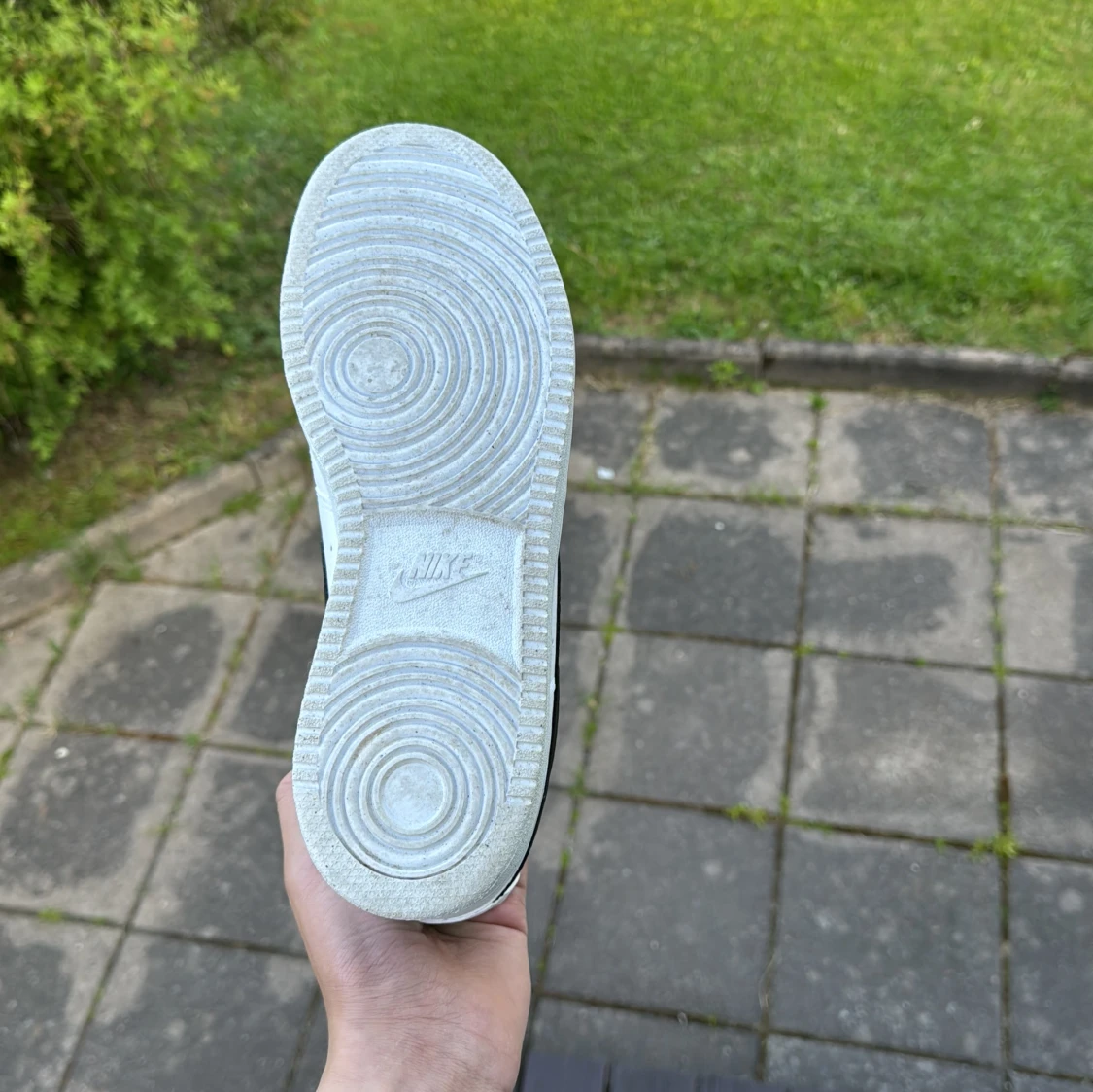 Nike vita sneakers med svart swoosh - 3