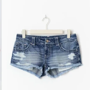 Snygga blåajeans shorts från Gina tricot - Snygga blå jeansshorts från Gina tricot med låg midja. Helt nya endast prövade. Väldigt sköna och perfekt till sommaren. 