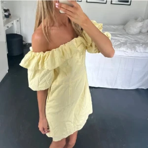 Gul offshoulder kläning hm - Jätte fin klänning har två en i 36 och en i 38 båda går att köpa ( lånad bild) ❤️