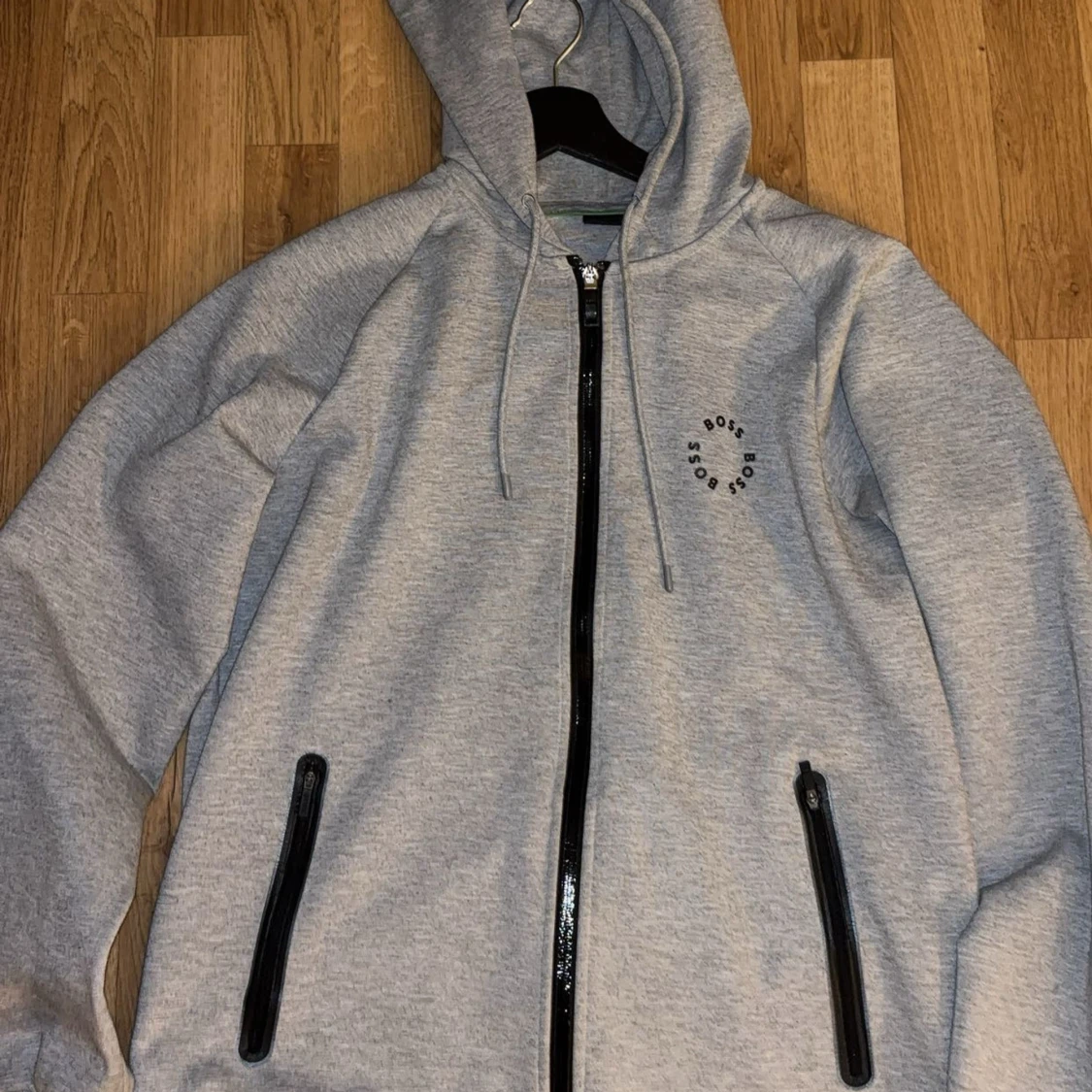 Grå hoodie med dragkedja från BOSS