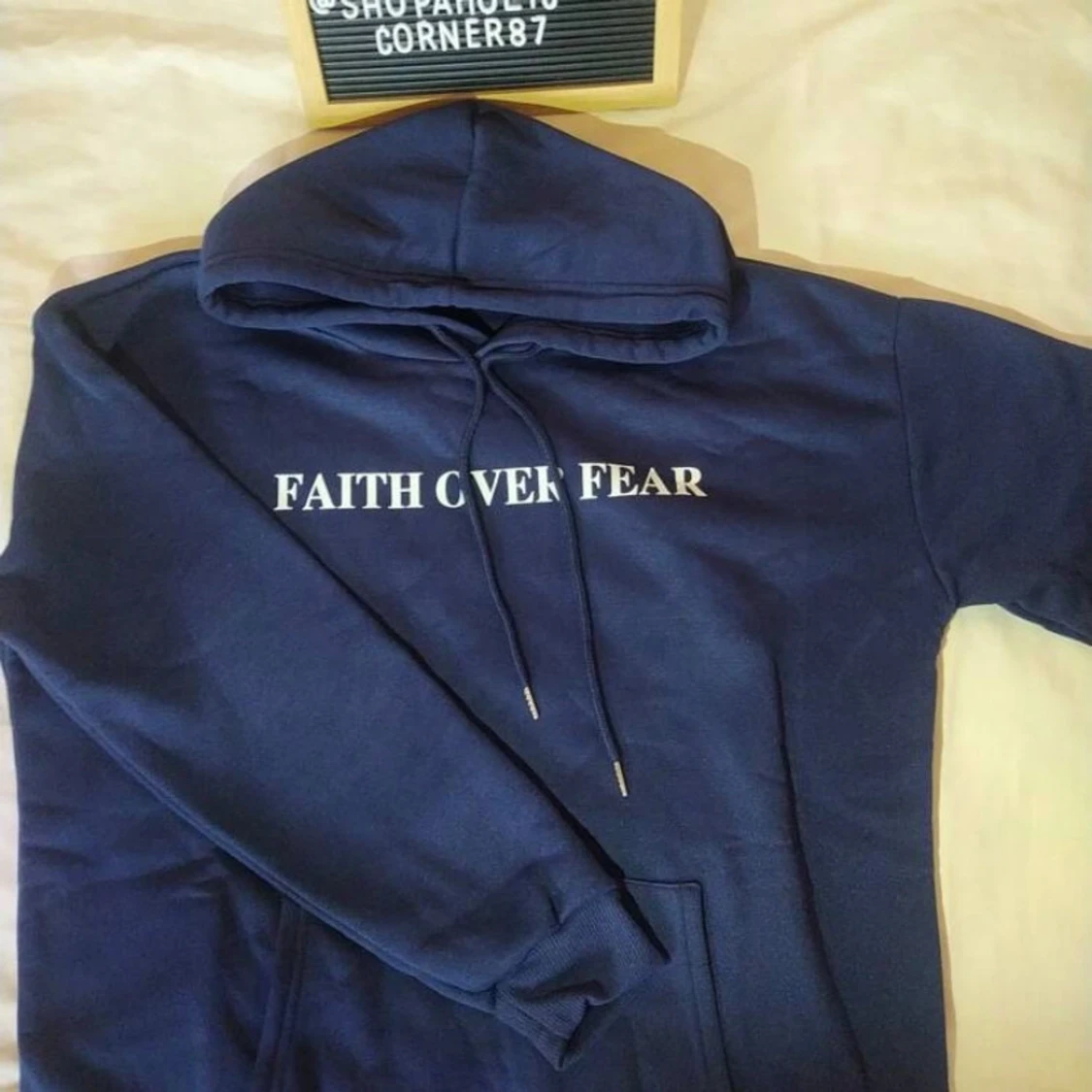 Marinblå hoodie Faith Over Fear - 2