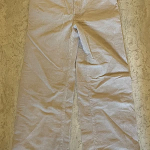 Beige Jeans - Snygga beiga Jeans från Divided i storlek 40. Byxorna har raka ben och är tillverkade i mjuk manchester med klassisk look. Perfekta för dig som gillar en chill och trendig stil.